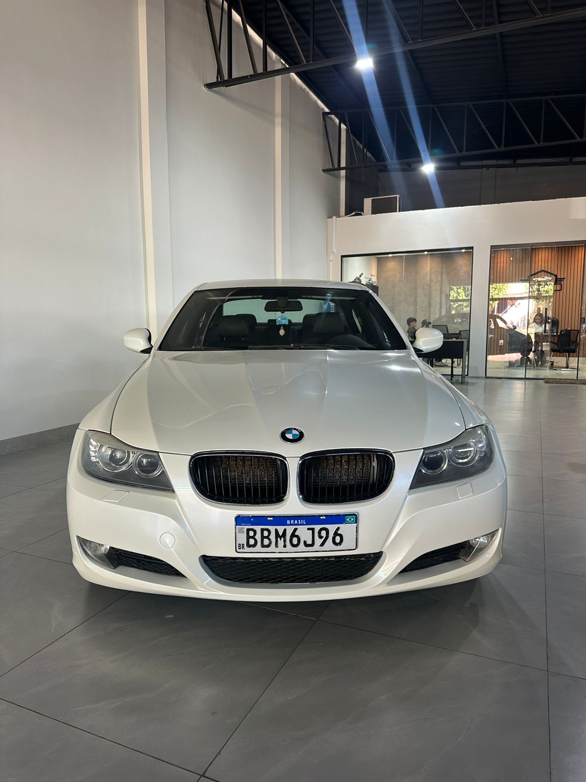 BMW 320i — foto 1